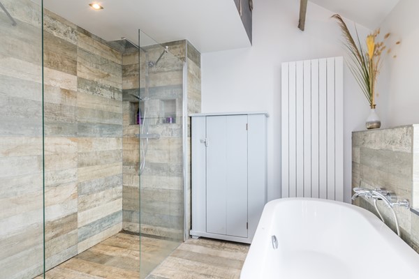 Foto - Te koop: Instapklare gemoderniseerde twee- onder- één kap woning uit 1969 met 144m2 wonen op een perceel van 391 m2 met een energielabel A in Simpelveld